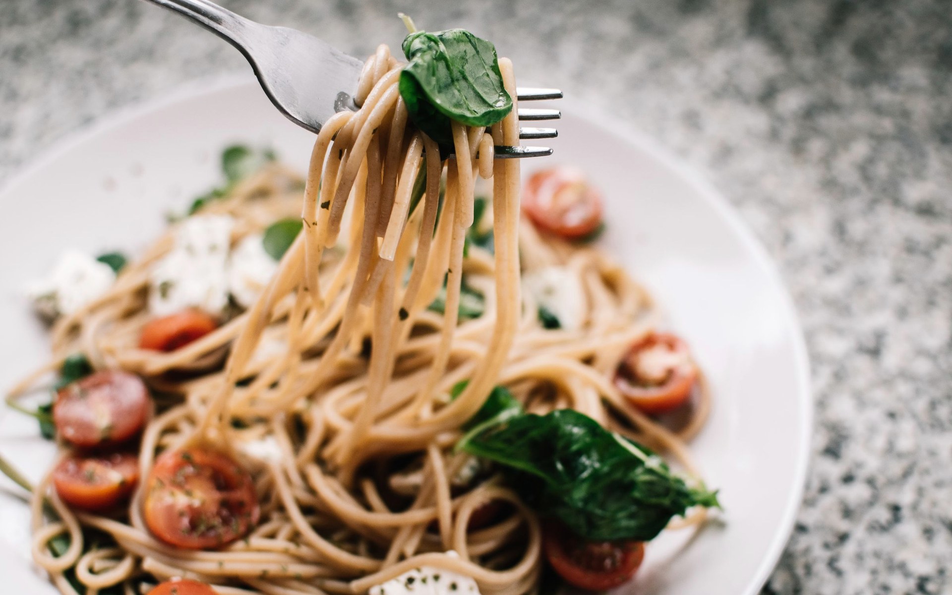 Piatto di pasta preparato con ingredienti mediterranei